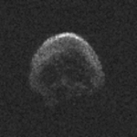 Image de 2015 TB145 obtenue grâce au radiotélescope d'Arecibo. La résolution est de 7,5m par pixel