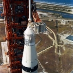 Le poids au décollage de cette fusée Saturn V du programme lunaire gavée de carburant avoisinait les 3 millions de kilogrammes. Très lourde, donc très chère à lancer.