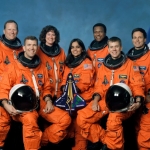 L'équipage de la mission STS 107.Assis au premier rang, de la gauche vers la droite : Commandant Rick D. Husband, 45 ans ; Spécialiste de mission Kalpana Chawla, 42 ans ; Pilote William C. McCool, 40 ans
Debout au deuxième rang : Astronautes David M.Brown, 46 ans ; Laurel B.clark, 41 ans ;  Michael P.Anderson, 42 ans et Ilan Ramon, 47 ans  tous quatre spécialistes de mission