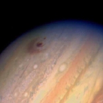La trace d’impact du fragment G de la comète SL-9 au sommet de l’atmosphère de Jupiter. Le diamètre de l’anneau extérieur est à peu près celui de la Terre, soit quelque 12 700 km