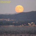 La lune des moissons de 2005 vue depuis Pobra do Caramiñal, en Galice, Espagne.
