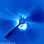 Image prise par l'observatoire Soho de l'éruption solaire du 28 octobre 2003. Les petits points qui constellent l'image sont dus aux protons solaires qui viennent frapper les capteurs CCD du satellite