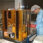 Le satellite SSETI tel qu’il se présentait pendant la toute dernière phase de son intégration réalisée dans une salle blanche du Centre d’essais de l’ESA à Noordwijk (Pays Bas)