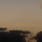 McNaught 40 minutes après le coucher du Soleil.Instrument 	 focale de 200 mm, montage de 5 images	
Pose et film 	 1/6 s sur APN Canon 350D + Sigma 70-300 1:4-5.6	
Date et lieu 	 10 janvier 2007, Le Guilvinec